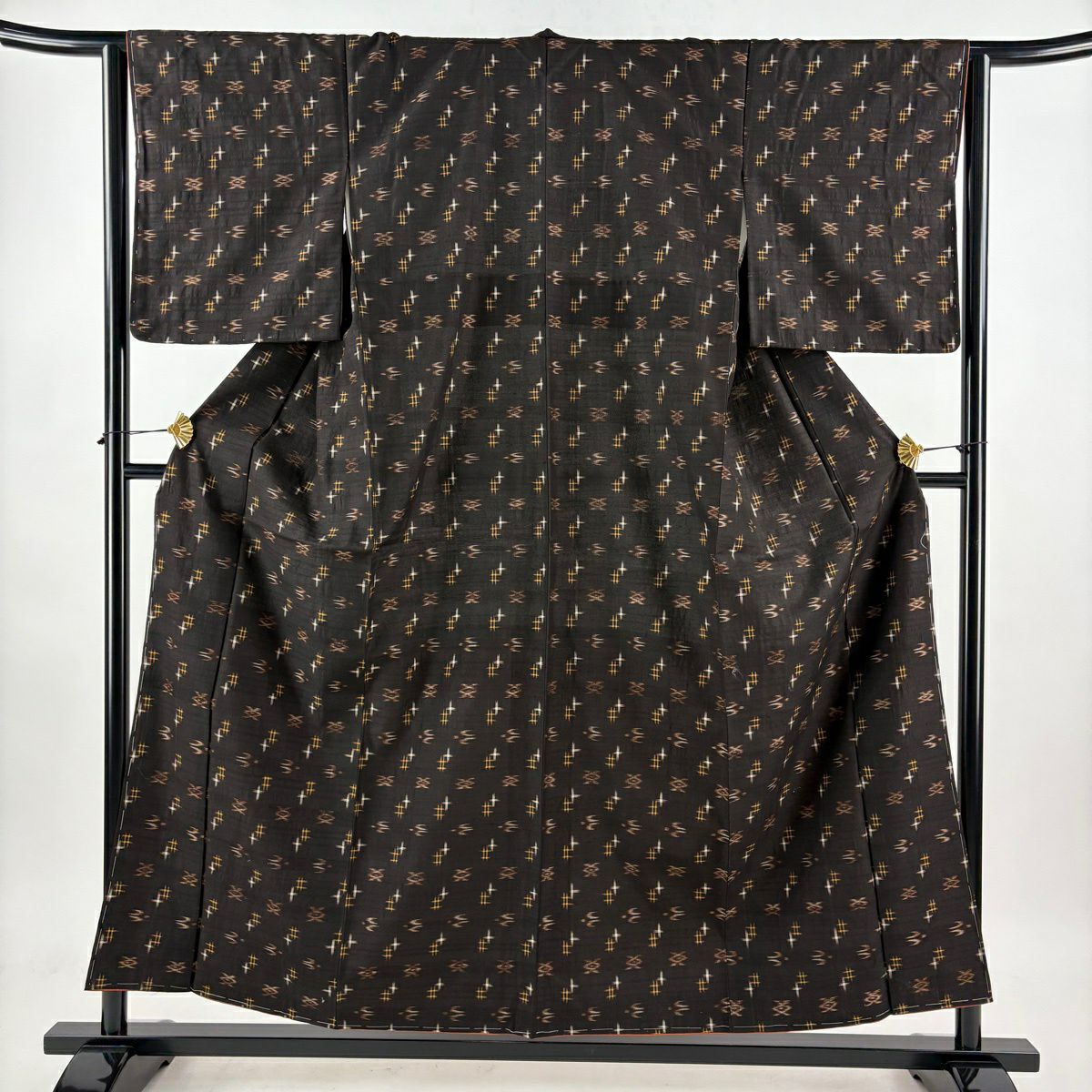 紬 身丈159.5cm 裄丈64cm M 袷 燕 井桁絣 焦茶色 正絹 秀品｜中古