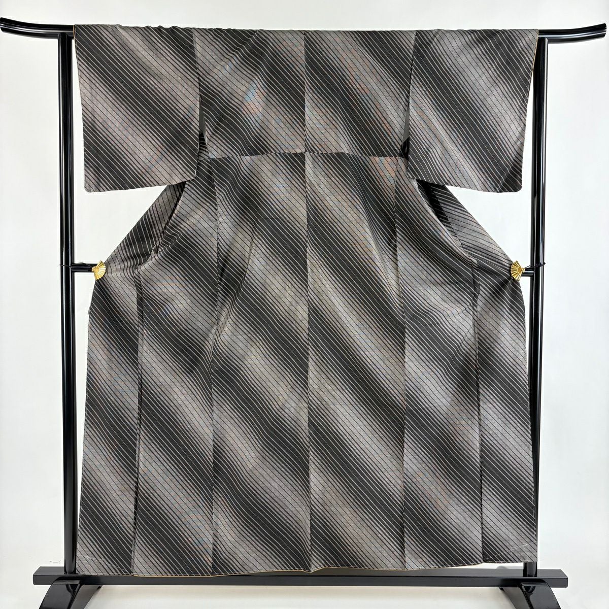 紬 身丈156.5cm 裄丈66.5cm 正絹 名品 【中古】 紬 身丈156.5cm 裄丈64cm M 袷 横縞 黒 正絹 優品 【中古】 - メルカリ