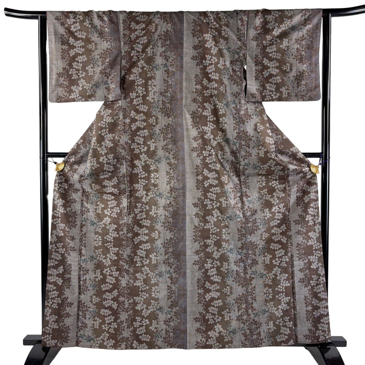 【美品】 紬 身丈167.5cm 裄丈66cm 正絹 逸品 【中古】 美品】 紬 身丈167.5cm 裄丈67.5cm L 袷 灰茶 正絹 逸品｜中古・古着