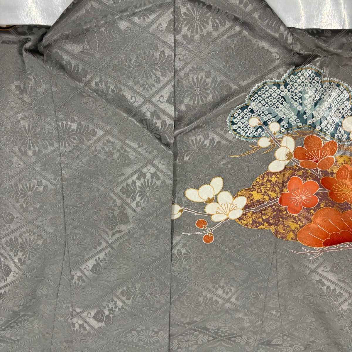 振袖 身丈162.5cm 裄丈65cm M 袷 御所車 菊 金彩 灰色 正絹 秀品｜中古