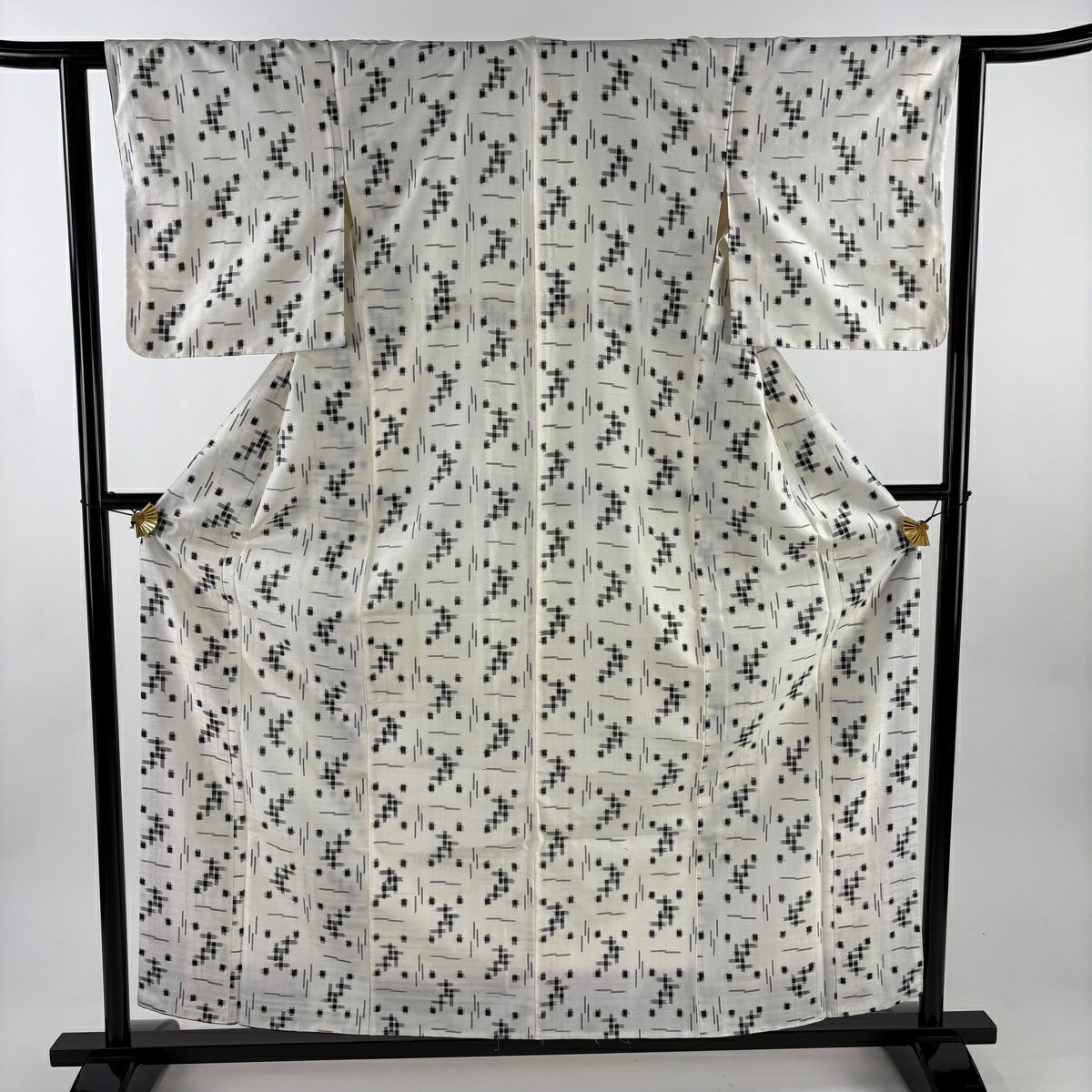 紬 身丈159cm 裄丈63cm S 袷 亀甲絣 幾何学模様 灰茶 正絹 逸品｜中古