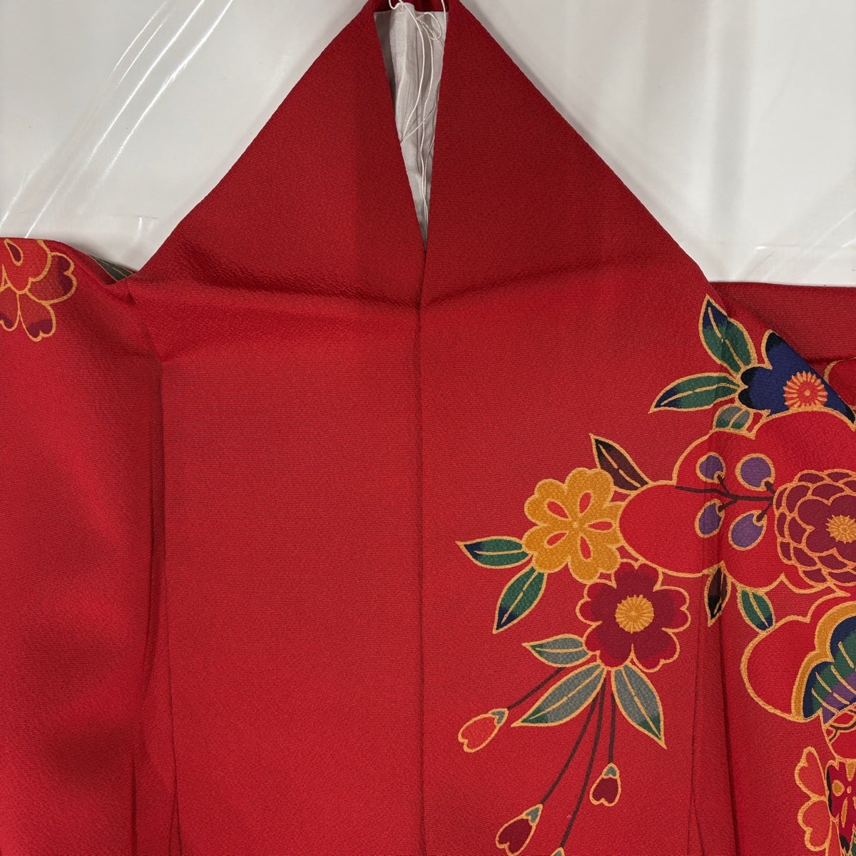 【美品】赤の振袖 蝶と花の刺繍158cm 振袖 身丈158cm 裄丈64.5cm M 袷 蝶 松梅 赤 正絹 秀品｜中古・古着