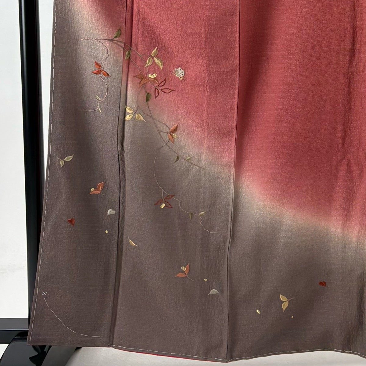 付下げ 身丈163cm 裄丈63cm S 袷 葉と実 蝶 刺繍 金糸 えんじ色 正絹