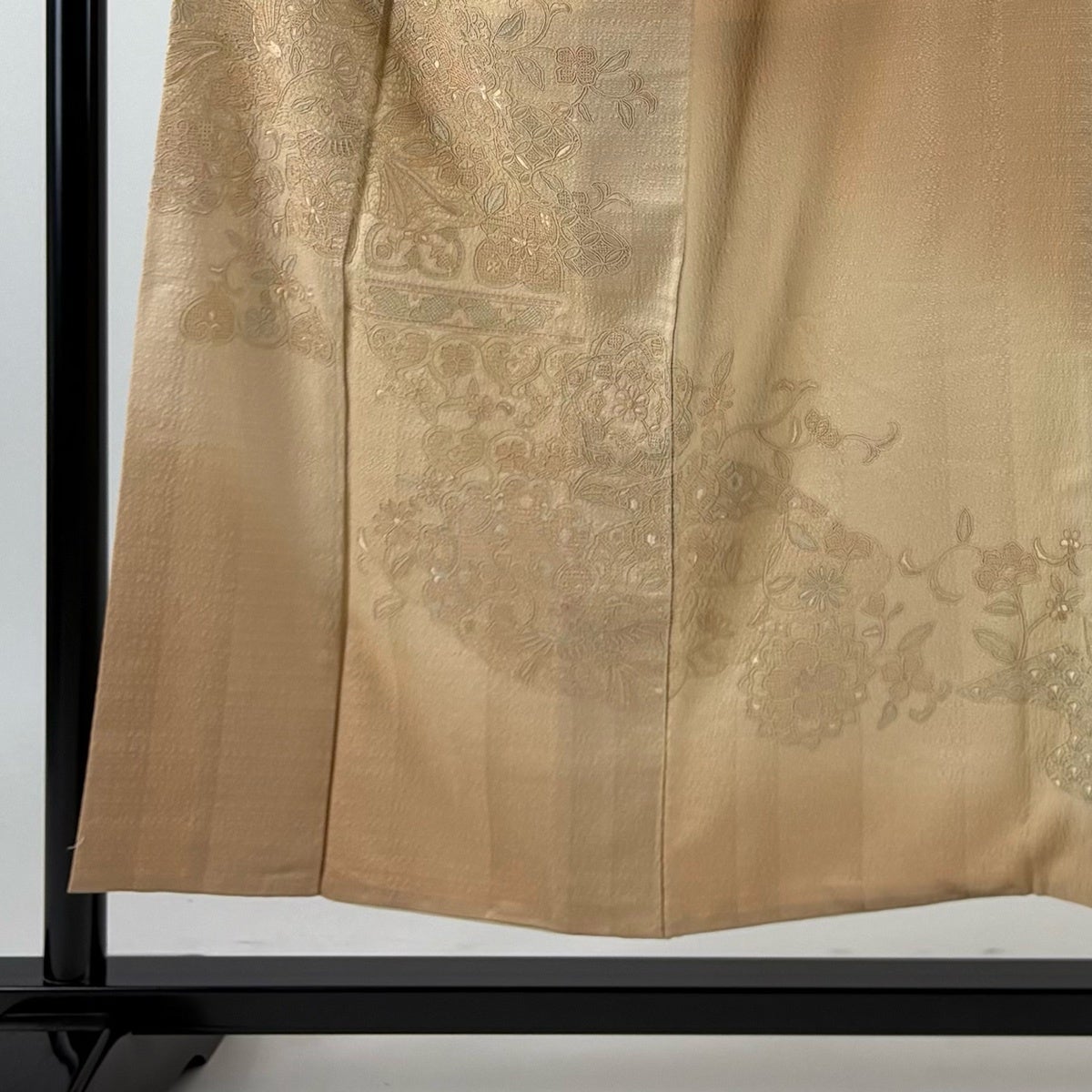 付下げ 身丈151.5cm 裄丈62cm 正絹 名品 【中古】 付下げ 身丈151.5cm 裄丈62.5cm S 袷 華文 鳥 刺繍 ぼかし 薄茶色 正絹
