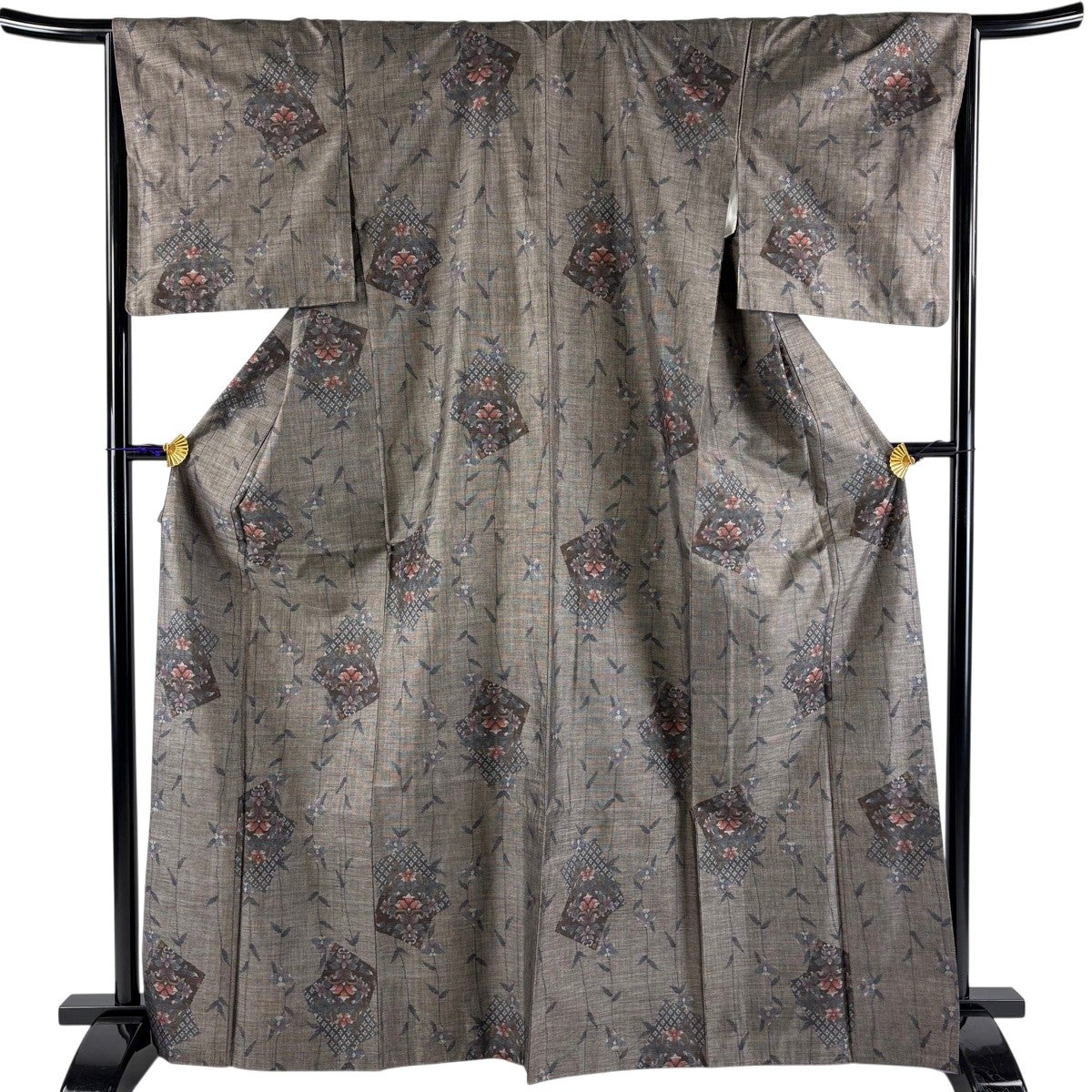 【美品】 紬 身丈166cm 裄丈66cm 正絹 秀品 【中古】 美品】 紬 身丈166cm 裄丈66.5cm M 袷 色紙 草花 焦茶色 正絹 秀品