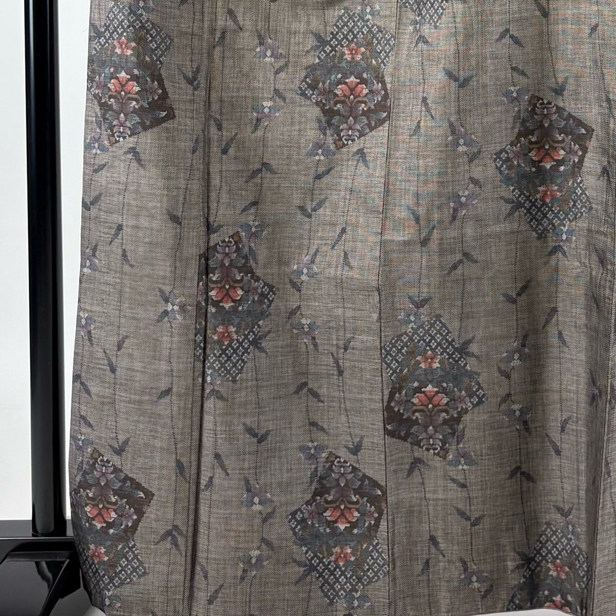 美品】 紬 身丈166cm 裄丈66.5cm M 袷 色紙 草花 焦茶色 正絹 秀品