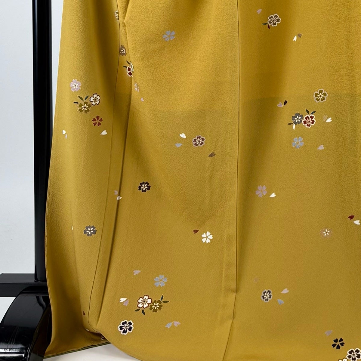 美品】小紋 身丈175.5cm 裄丈67.5cm L 袷 桜 花びら 金彩 からし色