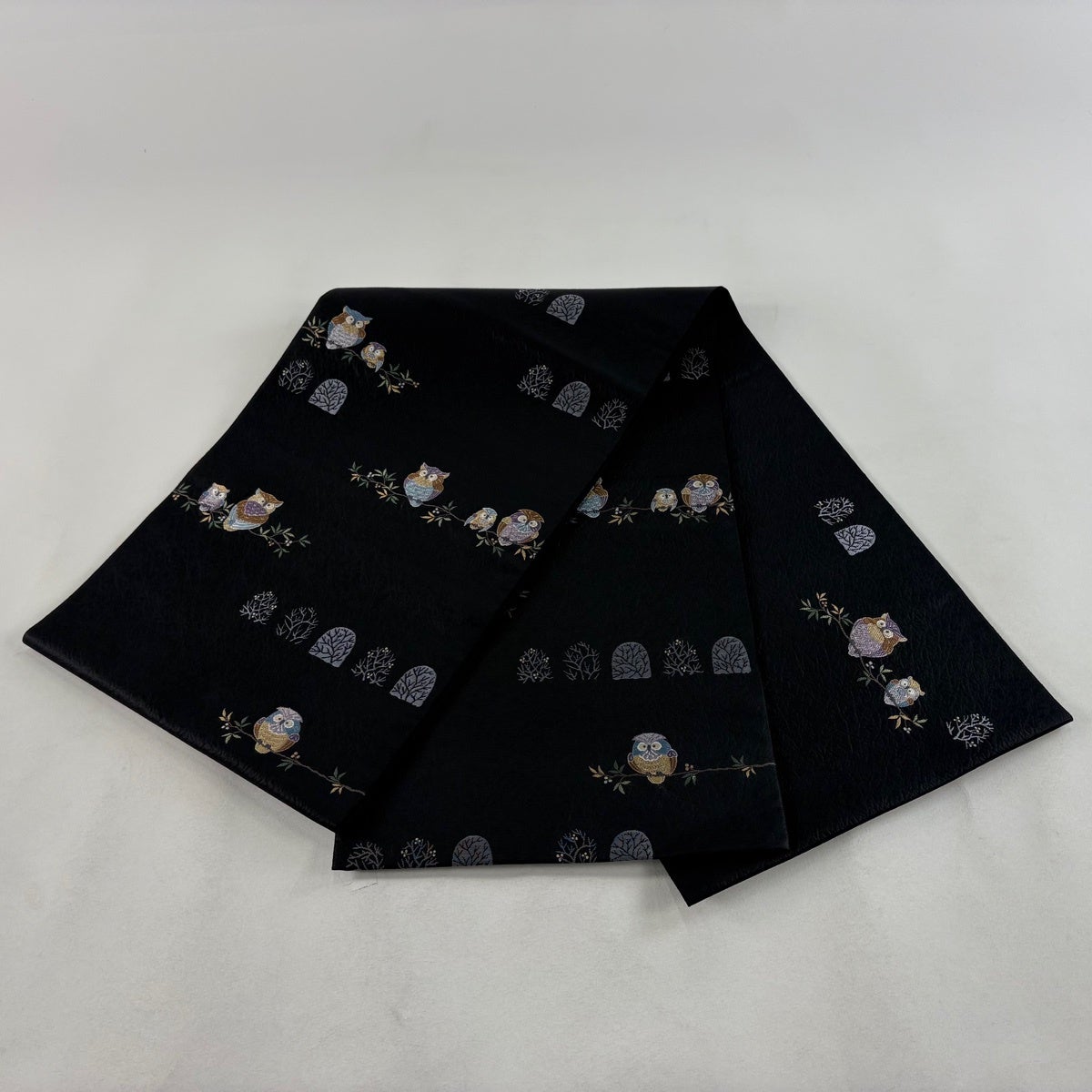 美品】 袋帯 逸品 森のつどい ふくろう 止まり木 黒 お太鼓柄 正絹