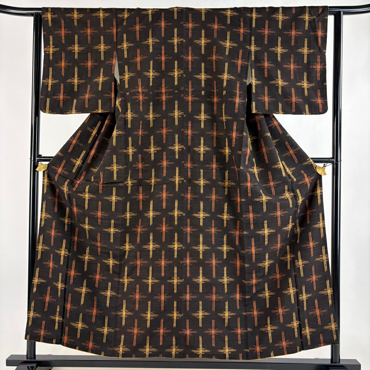 美品】 紬 身丈165.5cm 裄丈67.5cm L 袷 雪輪 墨色 正絹 秀品｜中古