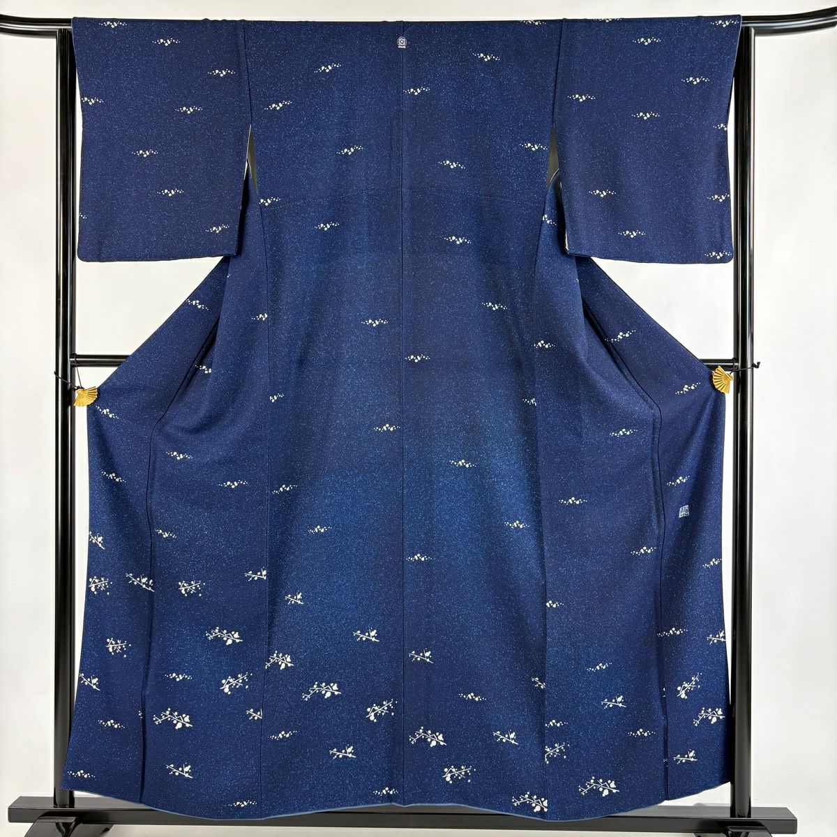 KS19 大島紬 本場大島 着物 紺色 美品 激安 匿名配送 身丈167 トール 本場大島紬 証紙付き レディース 正絹 紺 花唐草 身丈161cm 裄丈64.5cm