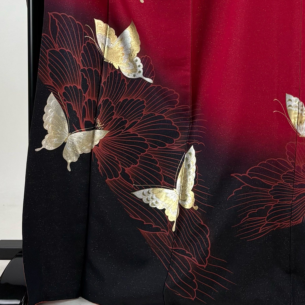 お振袖　赤　金通し　蝶　正絹　美品 振袖 身丈168cm 裄丈69cm L 袷 蝶 花 金通し 金銀彩 濃ピンク 正絹 秀