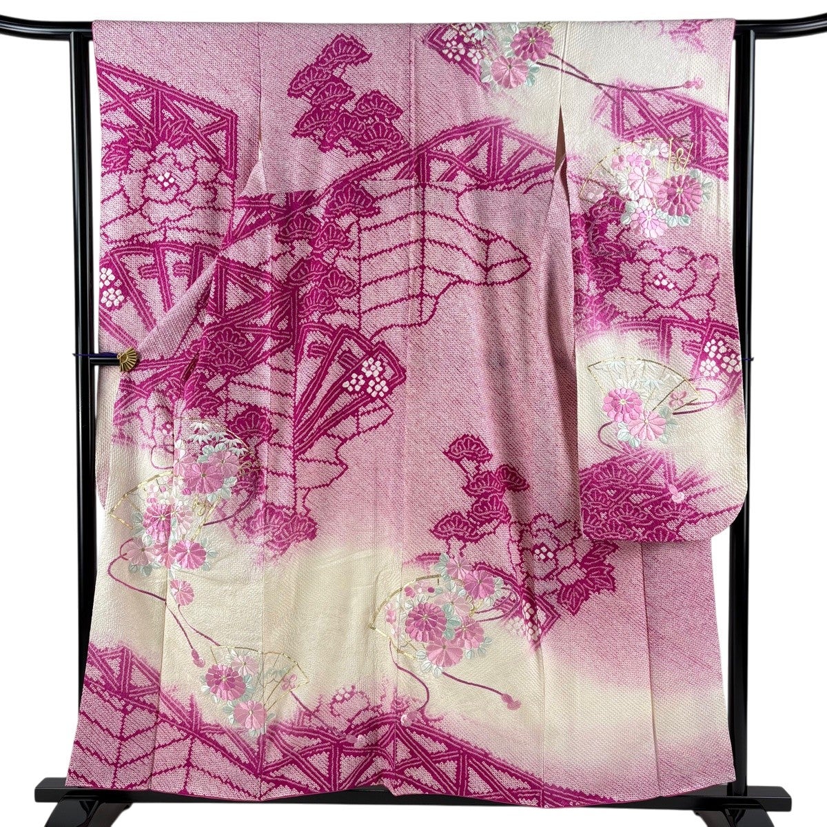 美品 正絹 振袖 やまと謹製 刺繍 駒刺繍 銀彩 絞り 紋意匠 紫 ピンク 豪華 振袖 身丈157.5cm 裄丈62.5cm S 袷 やまと 檜扇 菊 絞り 刺繍 紫 正絹