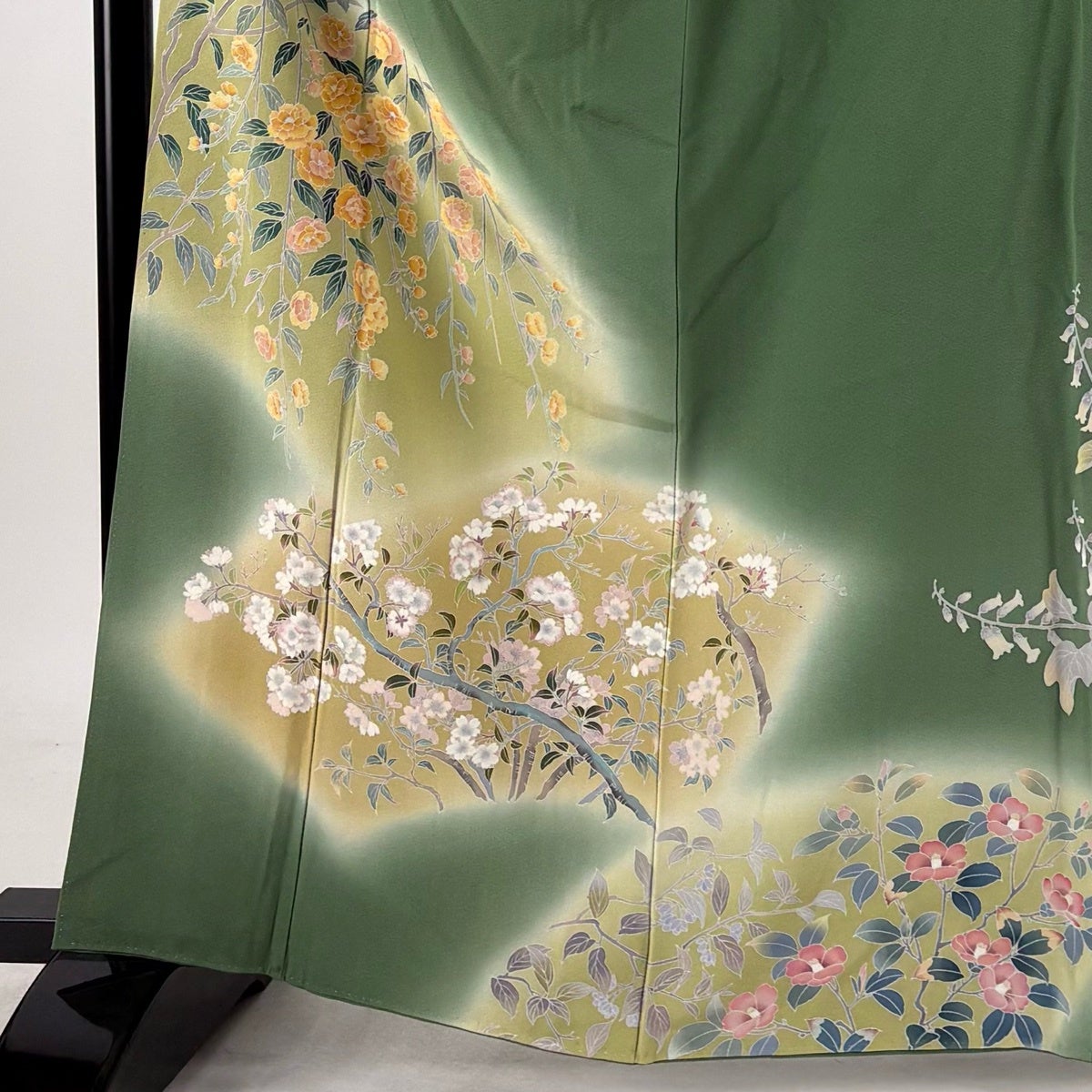 着尺　オリーブ染　正絹 訪問着 身丈163cm 裄丈66.5cm M 袷 落款あり 枝花 染め分け ぼかし 緑