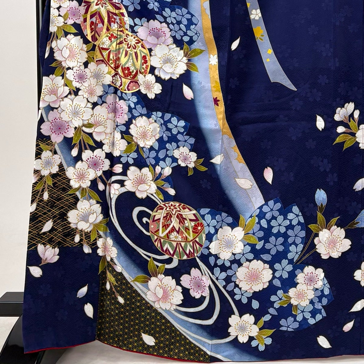 美品】 振袖 身丈166.5cm 裄丈68.5cm L 袷 手鞠 桜 金糸 金彩 紺色