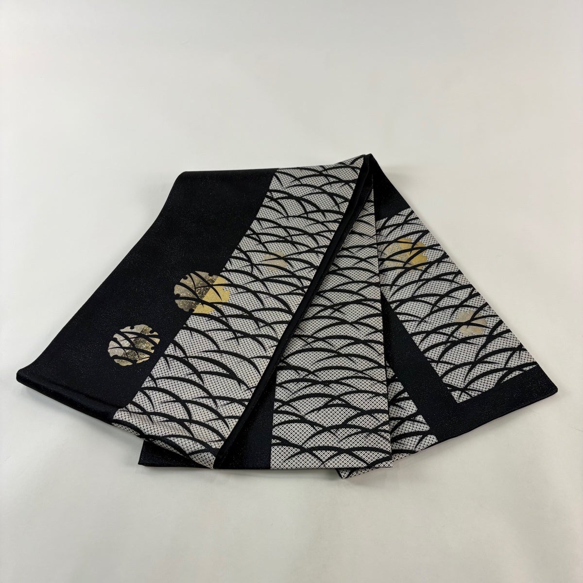 美品】 袋帯 秀品 雪輪 芝 金銀彩 銀通し 黒 お太鼓柄 正絹｜中古