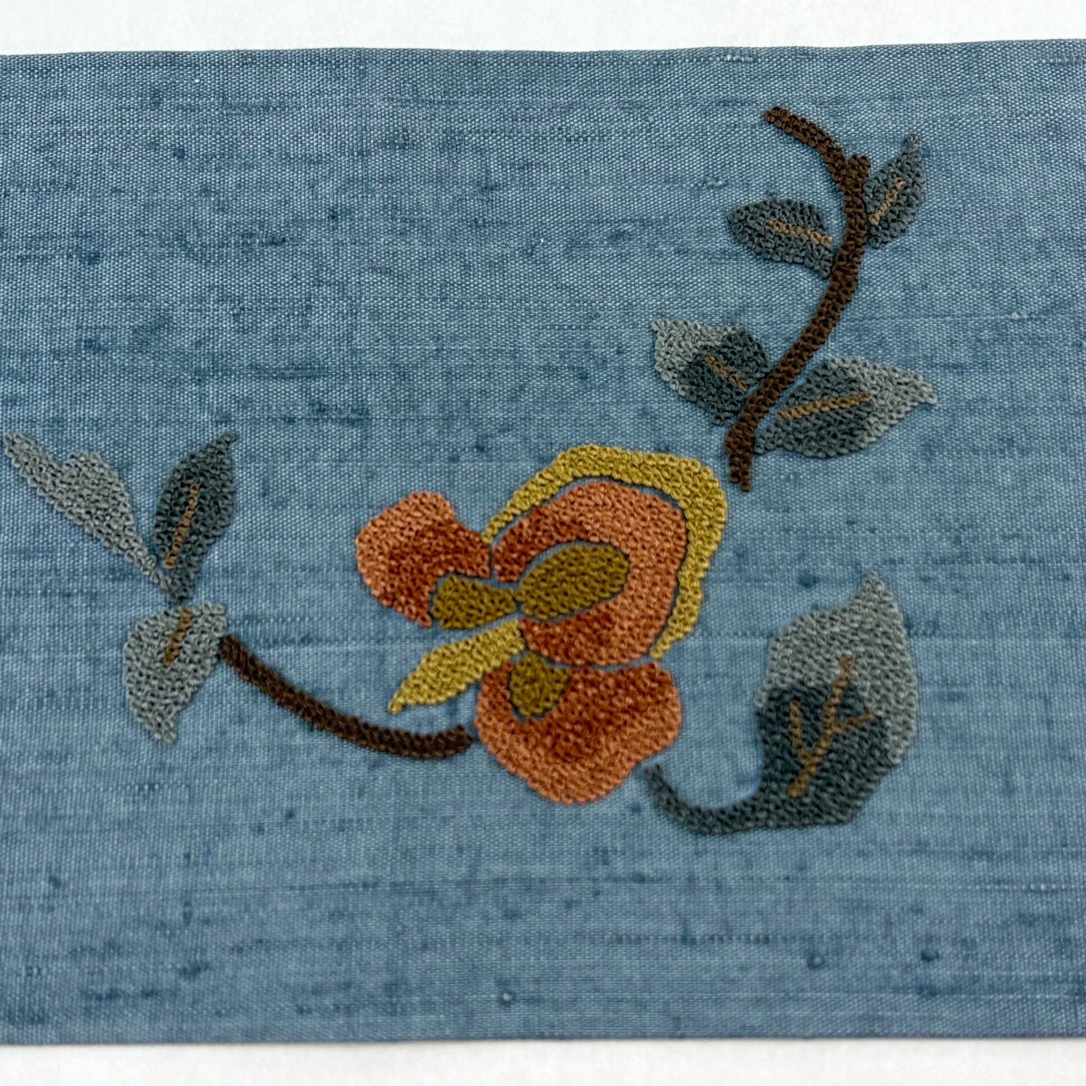 名古屋帯 秀品 紬地 関西仕立て 草花 相良刺繍 紫 正絹|中古・古着 名古屋帯 秀品 紬地 関西仕立て 草花 相良刺繍 紫 正絹|中古・古着