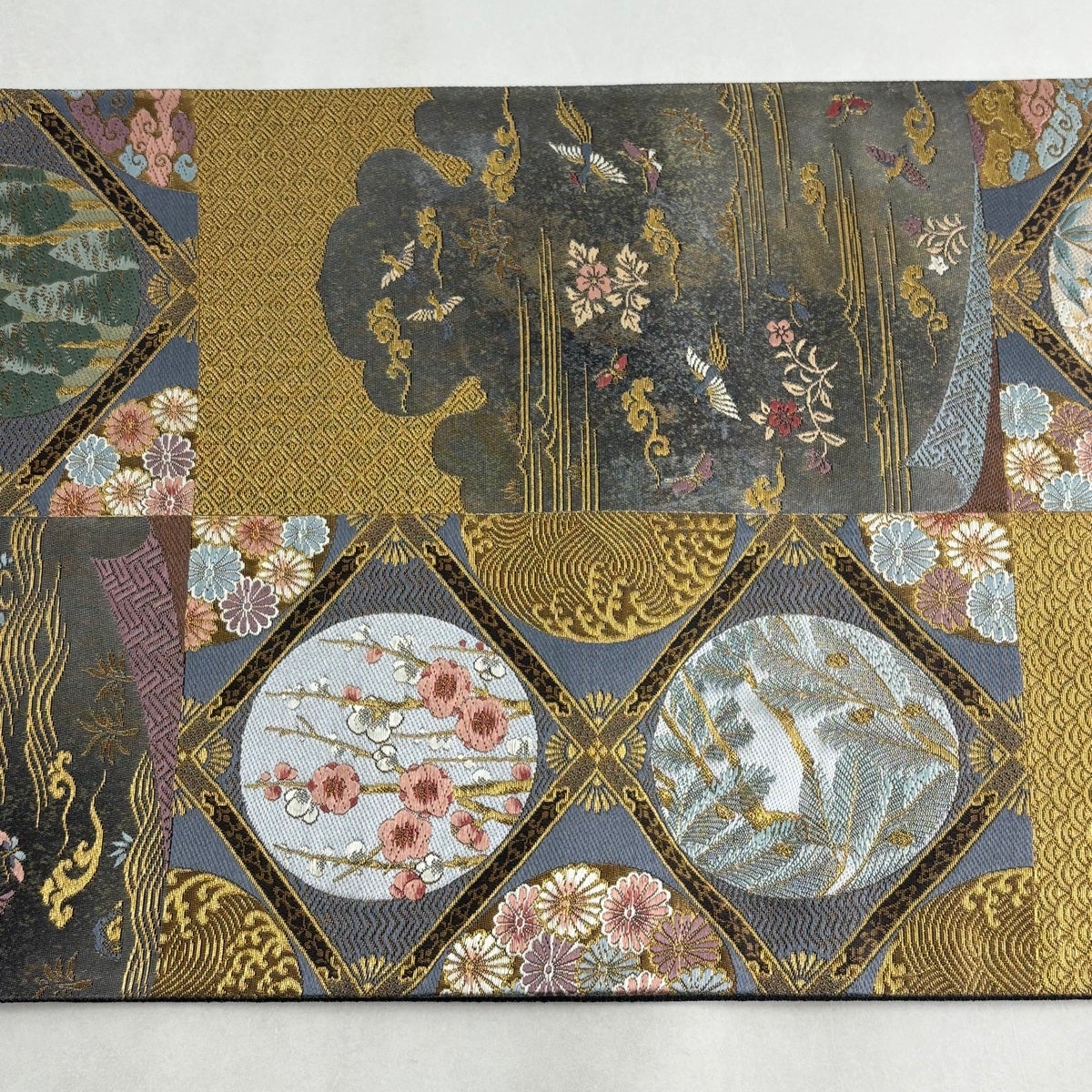 袋帯 美しい縦柄花唐草模様 金糸 金通し 黒色 O-3526 袋帯 美品 秀品 鳥 草花 箔 金糸 金色 六通 正絹 【中古】 美品