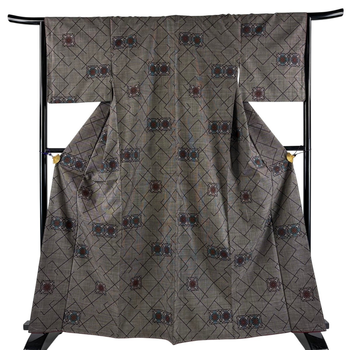 紬着物生地 黒とグレーの幾何学模様 美品】 紬 身丈160cm 裄丈64cm M 袷 花 幾何学 紺色 正絹 秀品｜中古