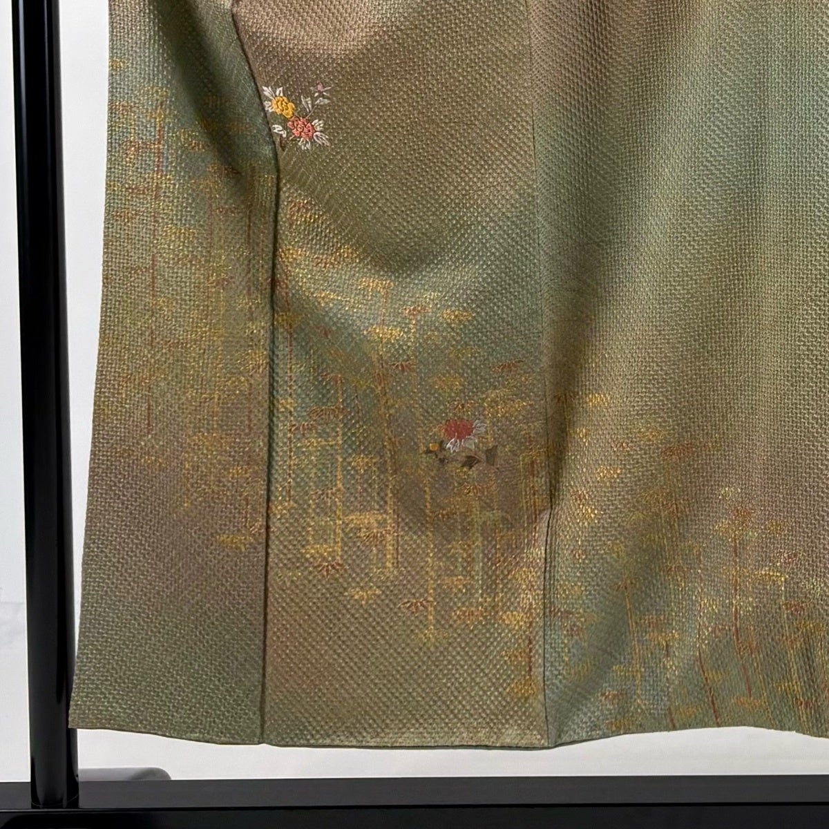 付下げ　袷　正絹　作家物　ベージュ　茶緑花 付下げ 身丈151cm 裄丈63.5cm S 袷 枝花 笹 刺繍 金彩 茶緑色 正絹 秀