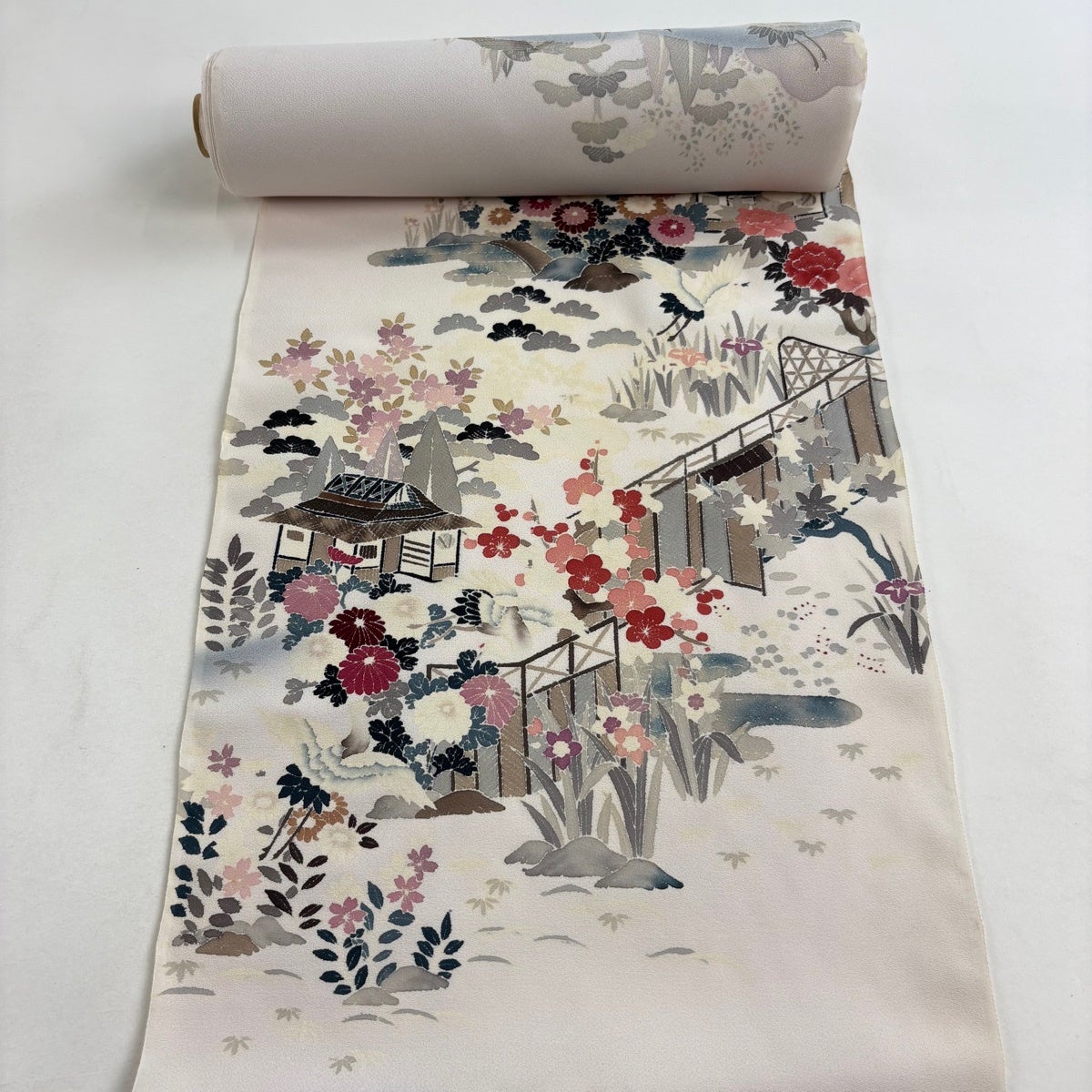 反物 秀品 付下げ 風景 建物 灰白 正絹｜中古・古着・リサイクル着物