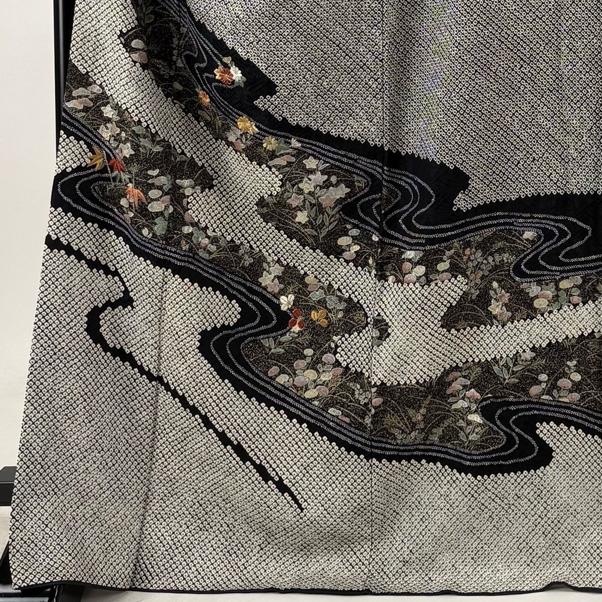 訪問着 身丈170cm 裄丈67cm M 袷 鈴乃屋 秋草 流水 刺繍 絞り 黒 正絹