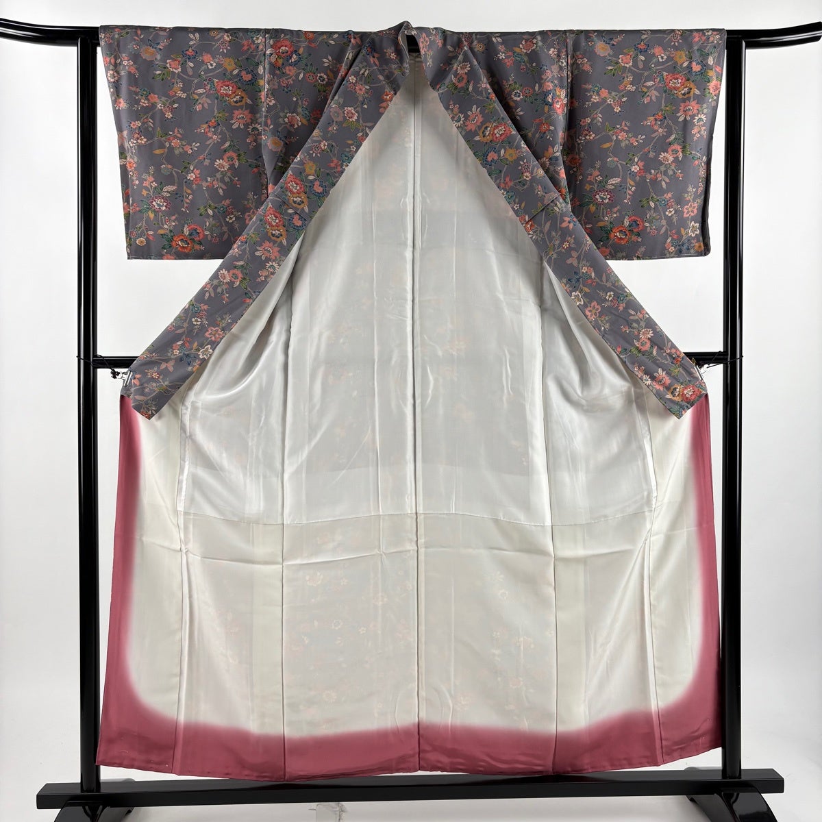 【美品】 小紋 身丈156cm 裄丈63cm 正絹 秀品 【中古】 美品】 小紋 身丈156cm 裄丈62cm S 袷 枝花 灰紫 正絹 優品｜中古