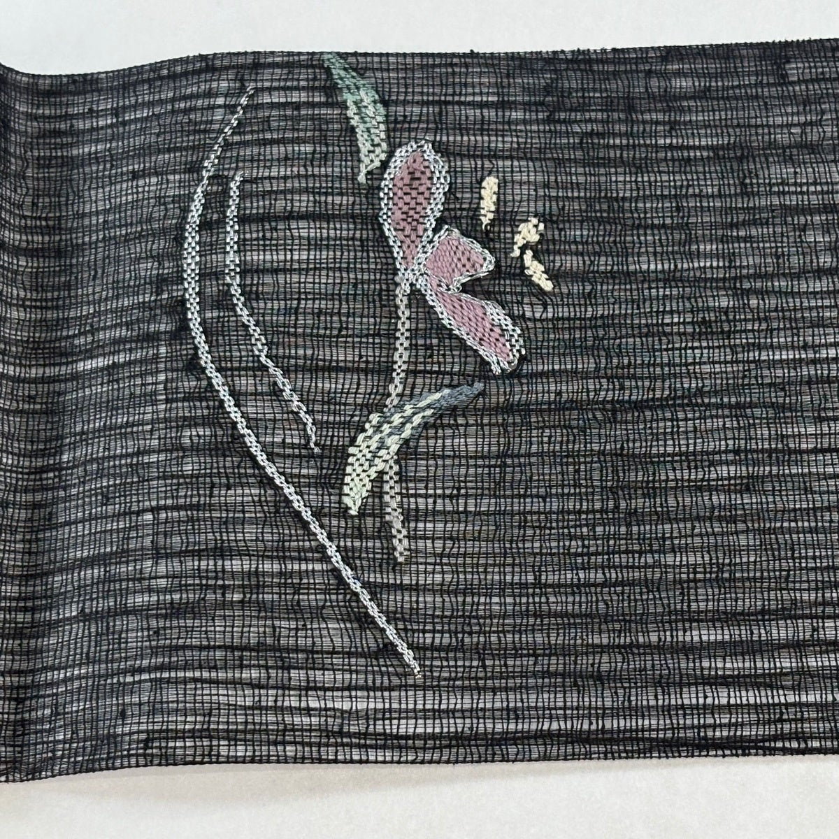 名古屋帯 秀品 夏帯 草花 刺繍 銀糸 黒灰 正絹｜中古・古着