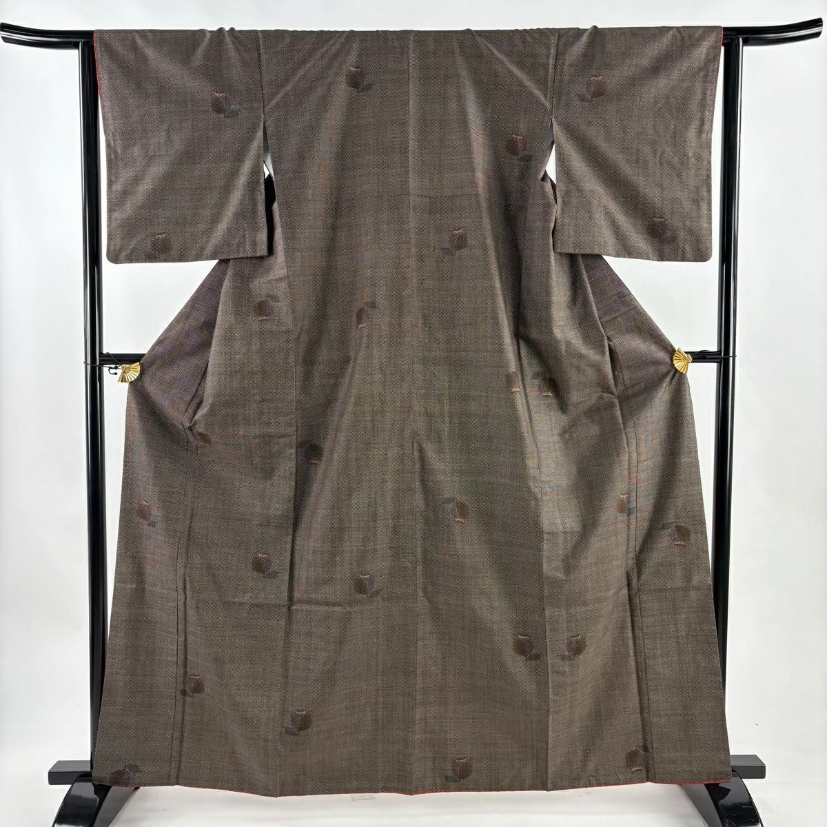 【美品】 紬 身丈158cm 裄丈65cm 正絹 名品 【中古】 美品】 紬 身丈158cm 裄丈65cm M 袷 生紬 椿 灰色 正絹 名品｜中古