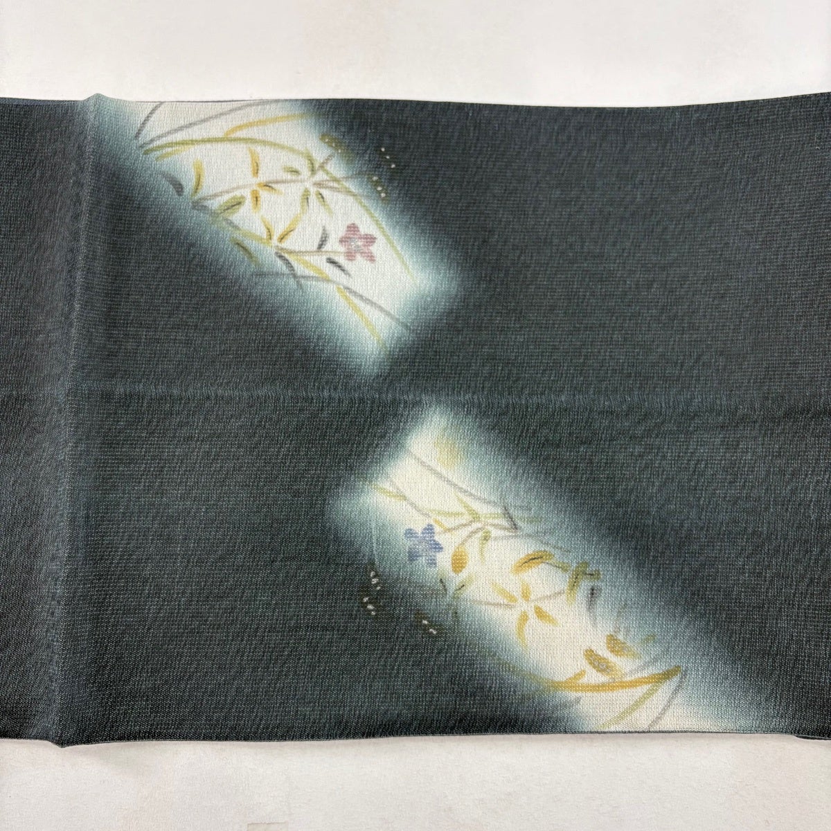 袋帯 洒落袋帯 灰色ｘ白色ｘ多色 パステル系 草花文様 お太鼓柄 正絹 仕立て上がり 長さ464cm【中古】 美品】 袋帯 名品 お太鼓柄 正絹 【中古】の通販 by バイセル ラクマ店