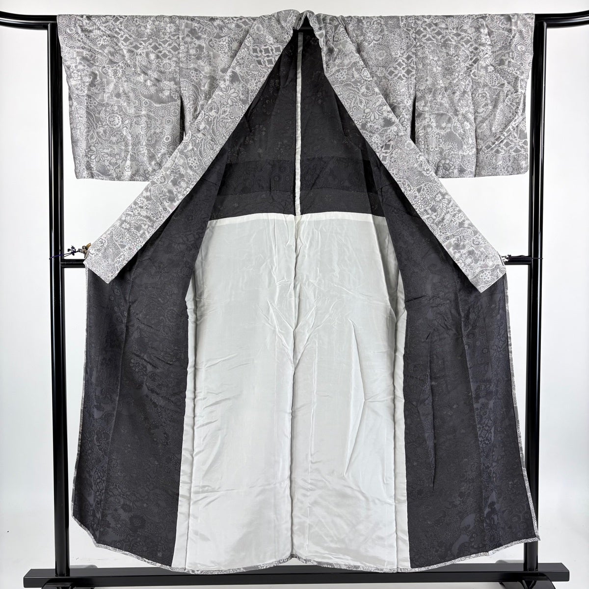 小紋 身丈153cm 裄丈66cm 正絹 名品 【中古】 小紋 身丈153cm 裄丈65.5cm M 単衣 紋意匠 草花 霞 灰色 正絹 名品