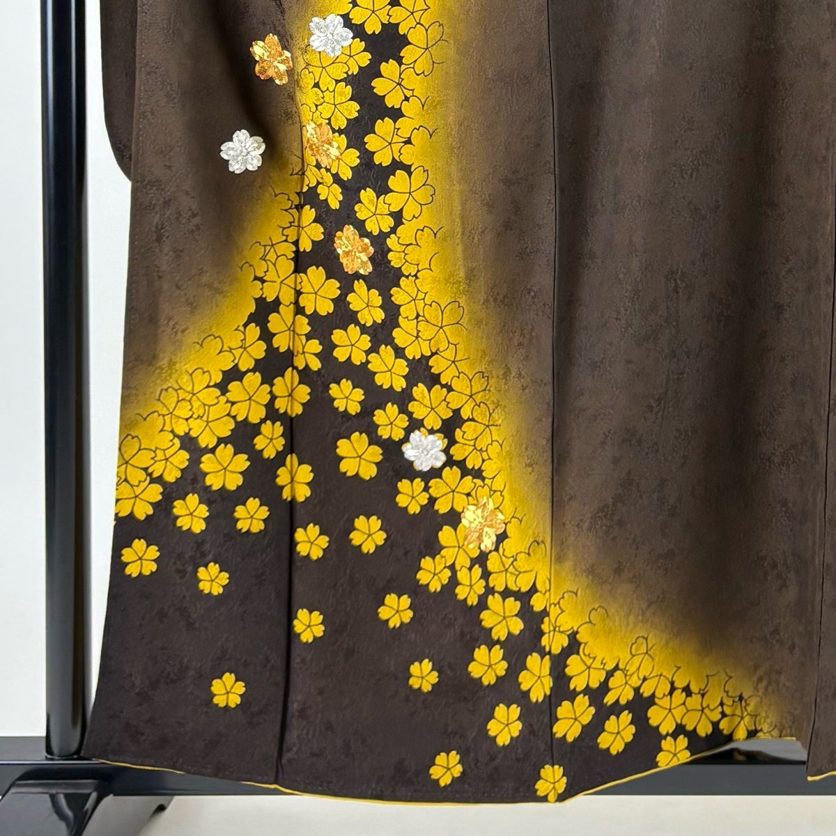 振袖 身丈157.5cm 裄丈61cm 正絹 美品 秀品 【中古】 振袖 身丈157.5cm 裄丈65cm M 袷 桜 地紋 金銀糸 焦茶色 正絹 名品