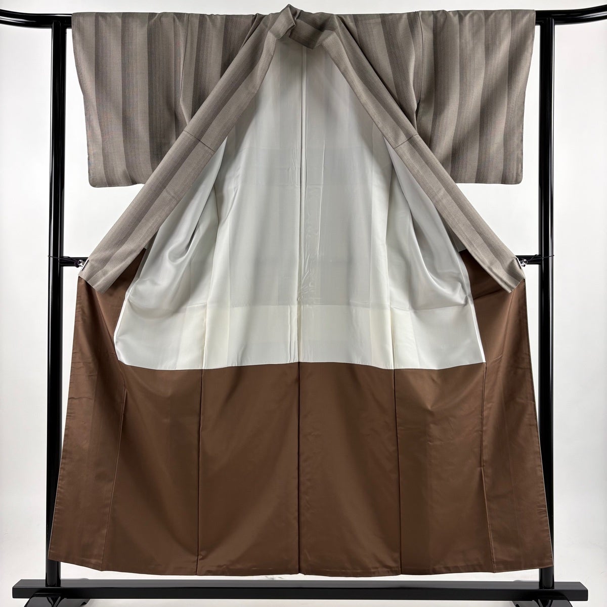 美品】 紬 身丈156.5cm 裄丈61cm S 袷 落款あり 灰茶 正絹 秀品｜中古