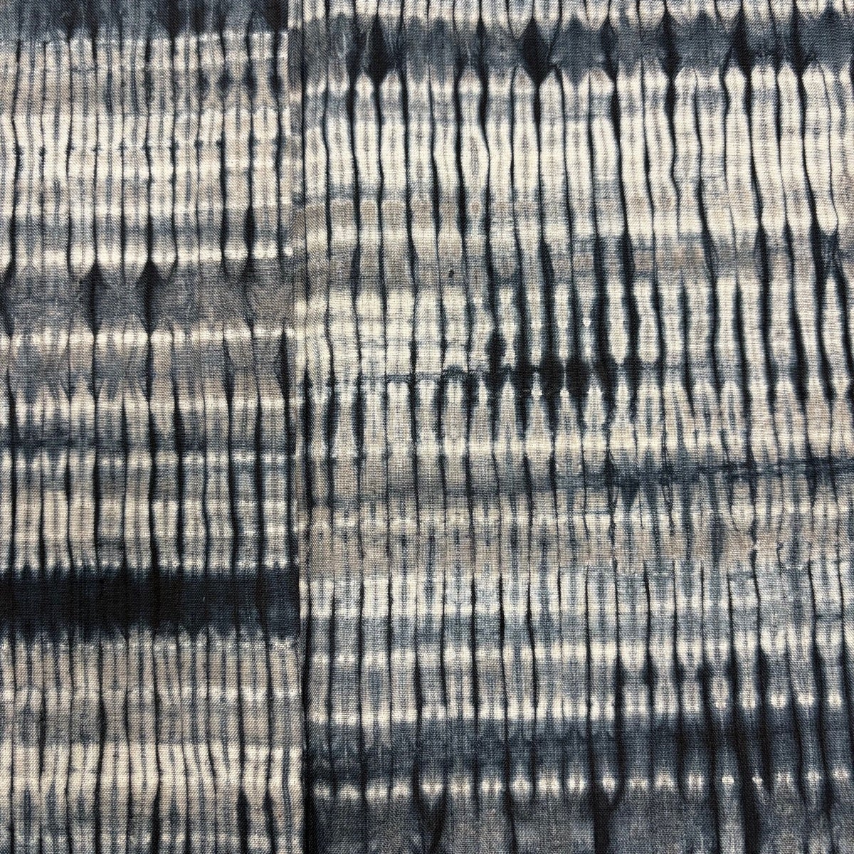 美品】 小紋 身丈155.5cm 裄丈64cm M 単衣 紬地 縞 幾何学 絞り 青灰色
