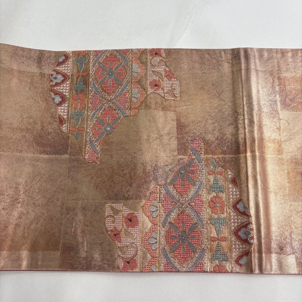 袋帯 名品 華文 花唐草 金糸 箔 ピンクベージュ お太鼓柄 正絹｜中古