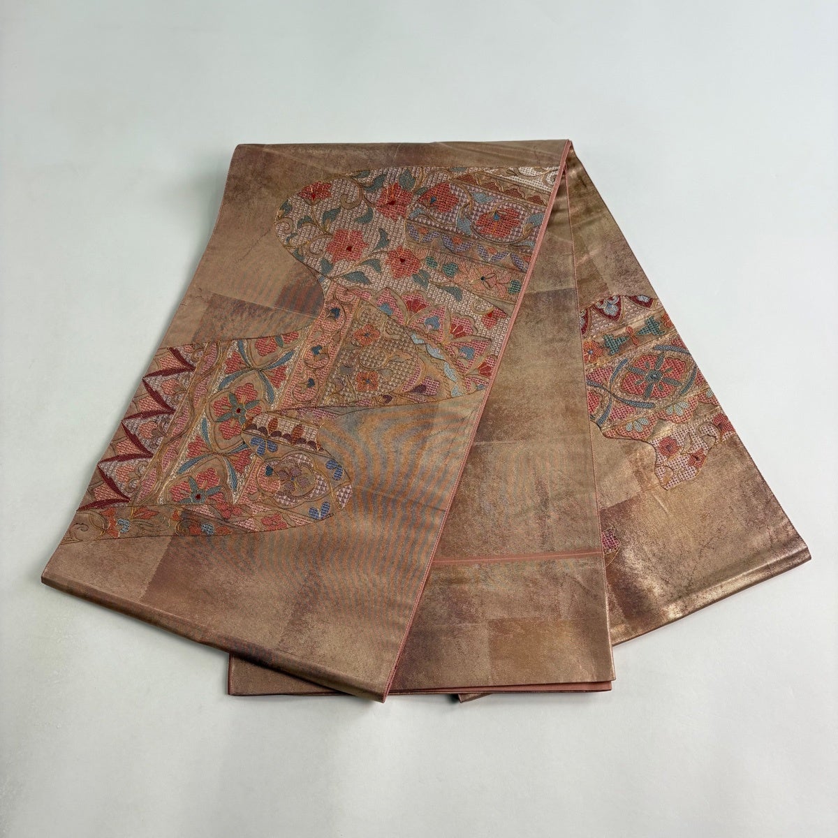 袋帯 名品 華文 花唐草 金糸 箔 ピンクベージュ お太鼓柄 正絹｜中古