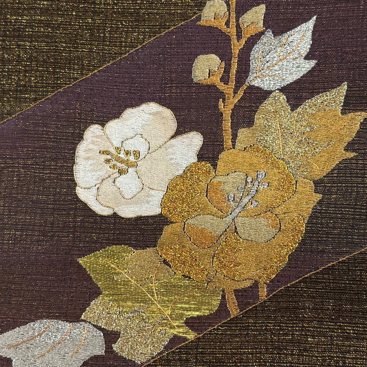 総刺繍　金駒刺繍　品のある花　袋帯　お太鼓柄　正絹　金糸 美品】 袋帯 秀品 草花 枝花 刺繍 箔 焦茶色 お太鼓柄 正絹｜中古