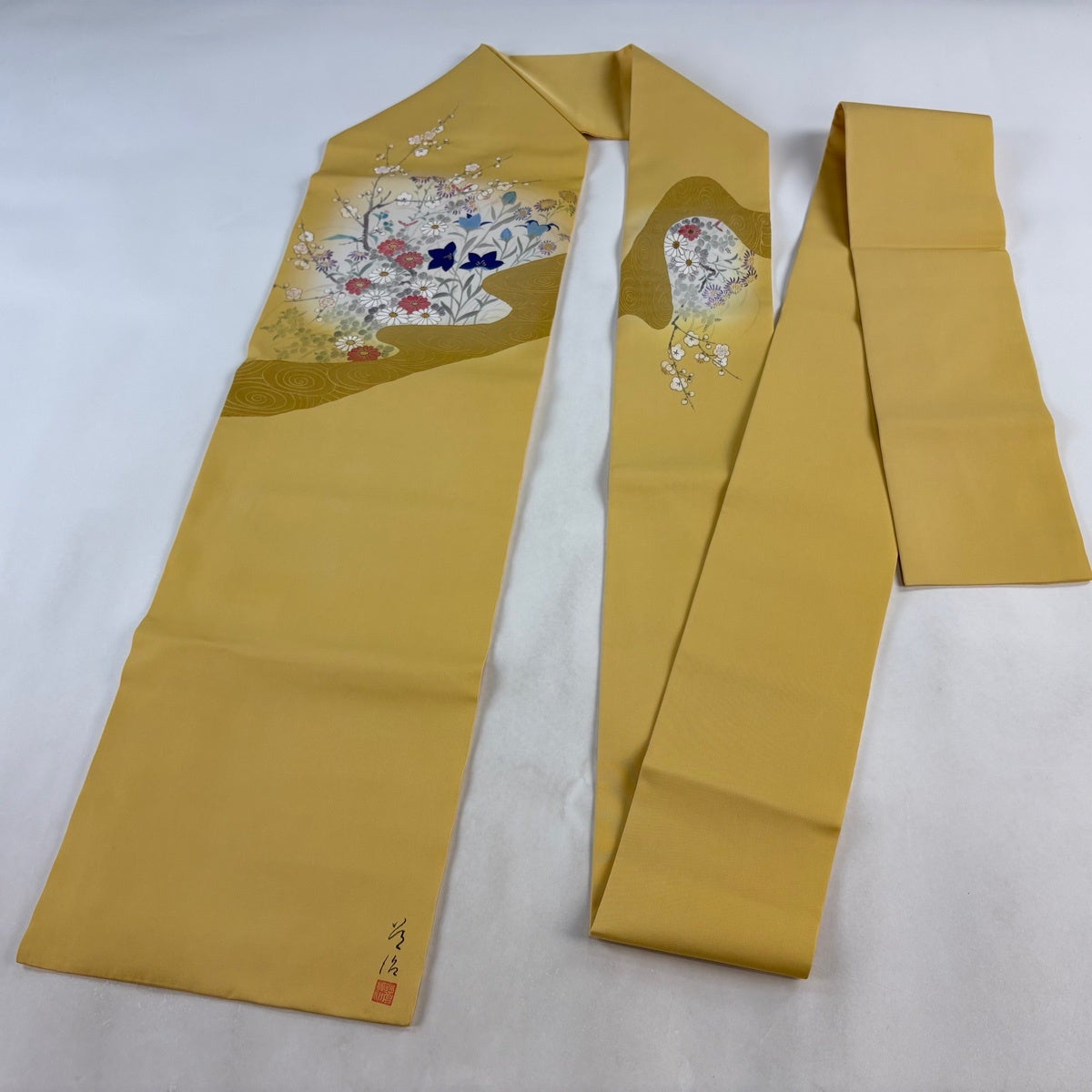 【Q3560】Ｓお仕立て上がり正絹名古屋帯　明るい灰色がかった黄色地に唐草模様 名古屋帯 九寸 鈴木紀絵 型絵染 絞り 紬 正絹 全通 手染め 黄茶地 花