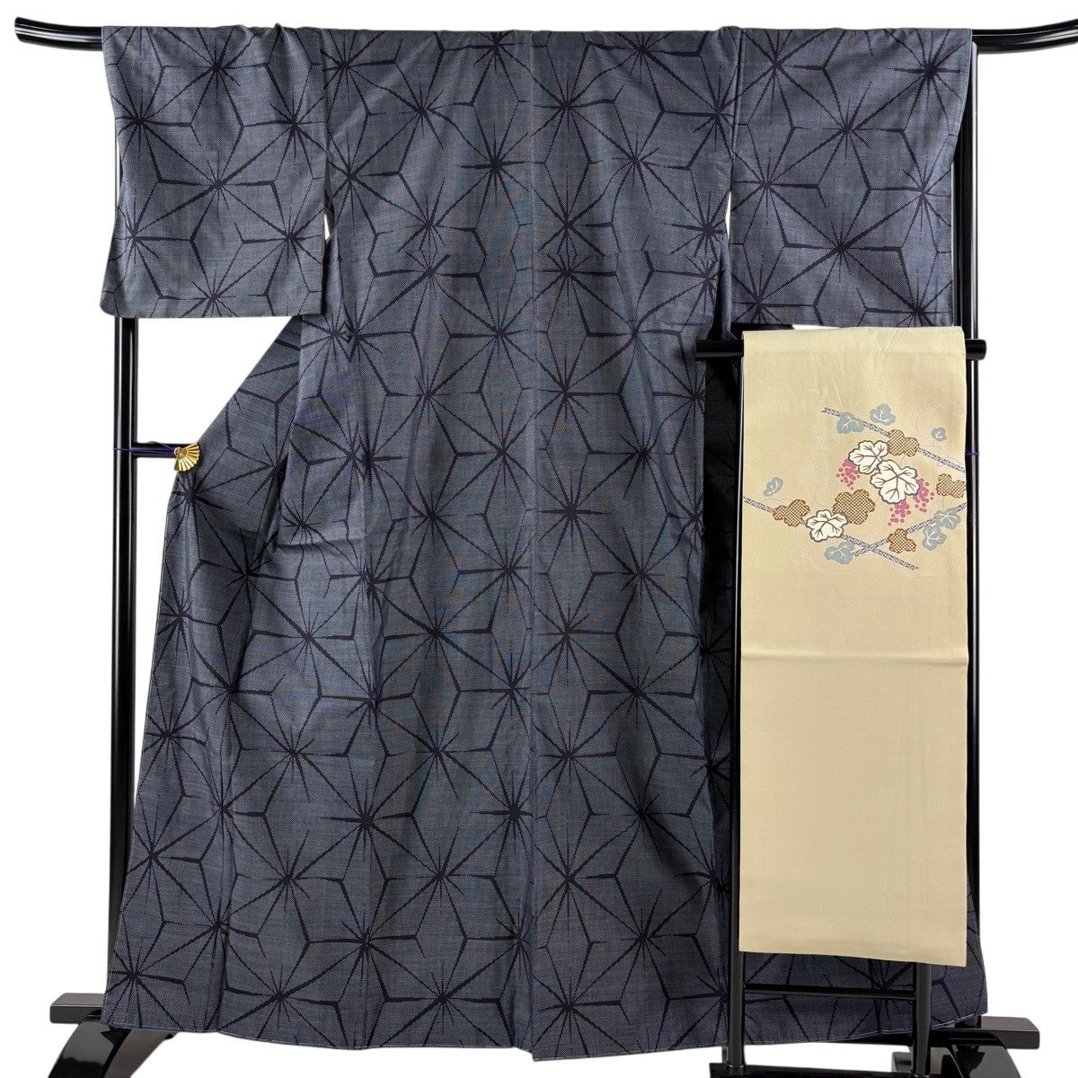 【美品】 紬 身丈160.5cm 裄丈64.5cm 正絹 逸品 【中古】 紬 身丈160.5cm 裄丈66.5cm M 袷 麻の葉 松皮菱 灰白 正絹 秀品｜中古