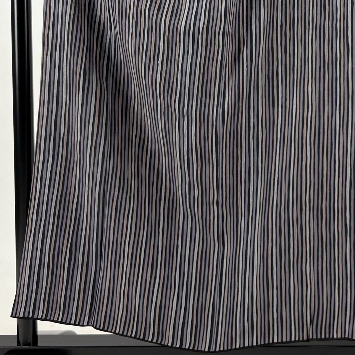 美品】 小紋 身丈154.5cm 裄丈65.5cm M 袷 縦縞 灰紫 正絹 秀品｜中古