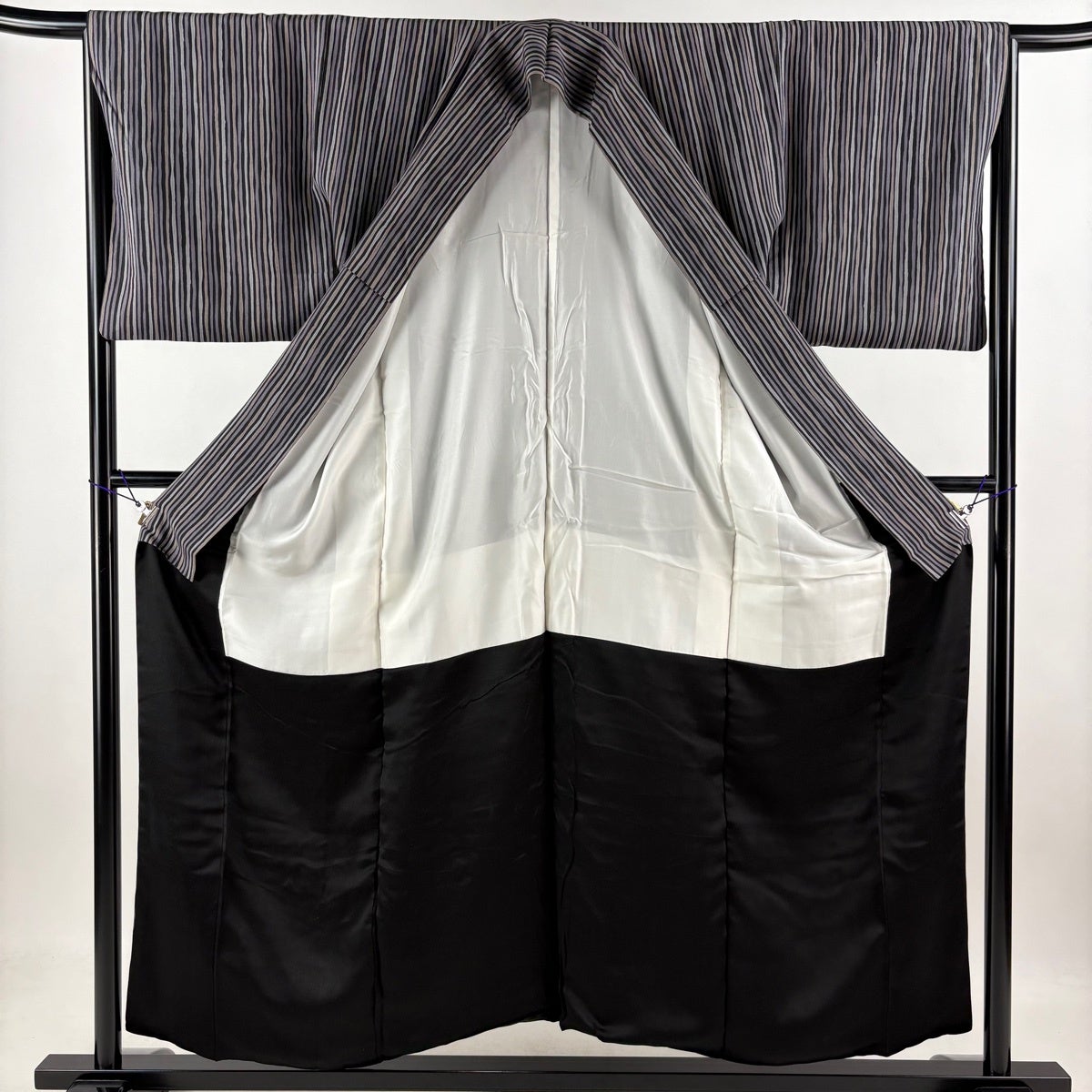 美品】 小紋 身丈154.5cm 裄丈65.5cm M 袷 縦縞 灰紫 正絹 秀品｜中古