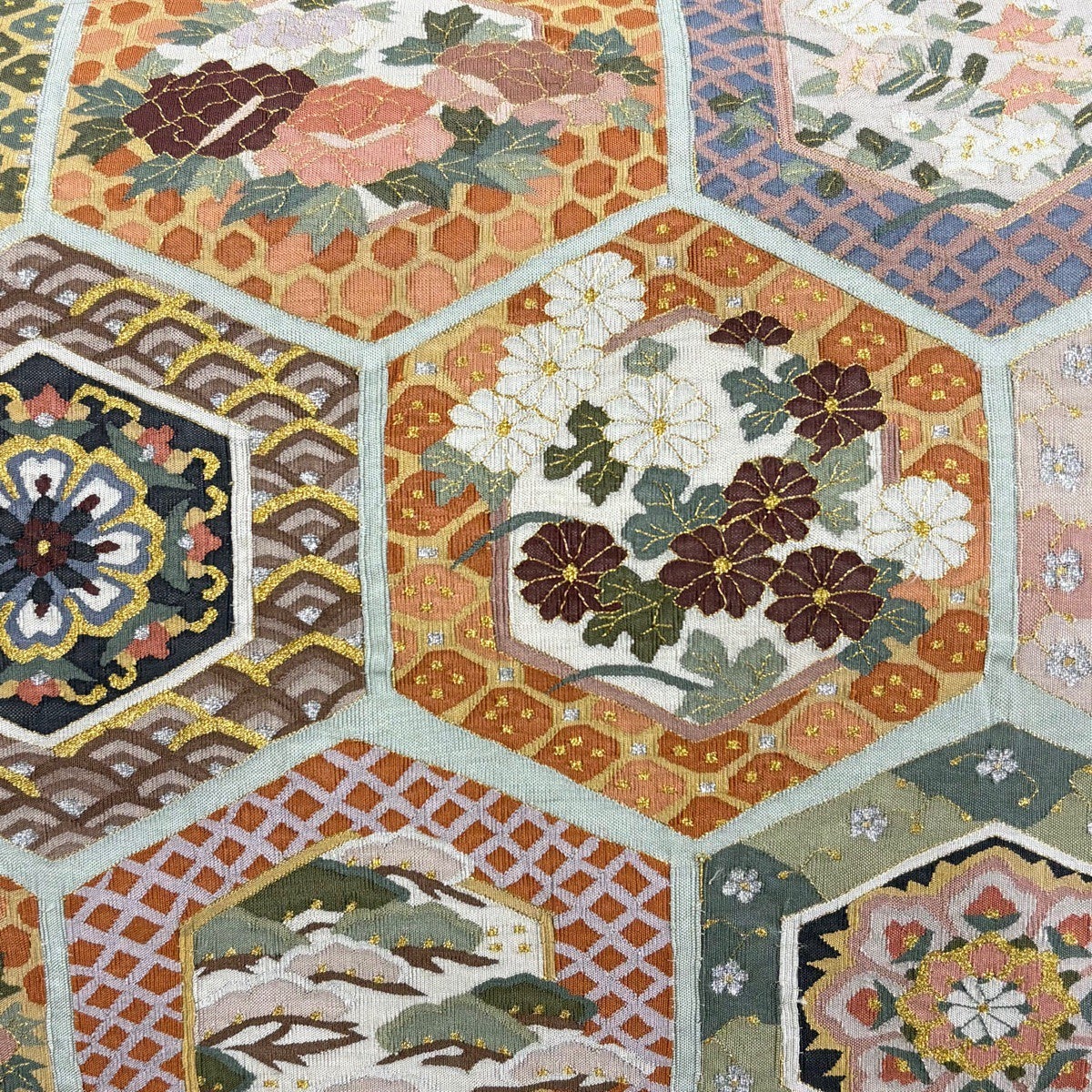 袋帯 逸品 明綴れ 華文 亀甲 金銀糸 茜色 お太鼓柄 正絹｜中古・古着