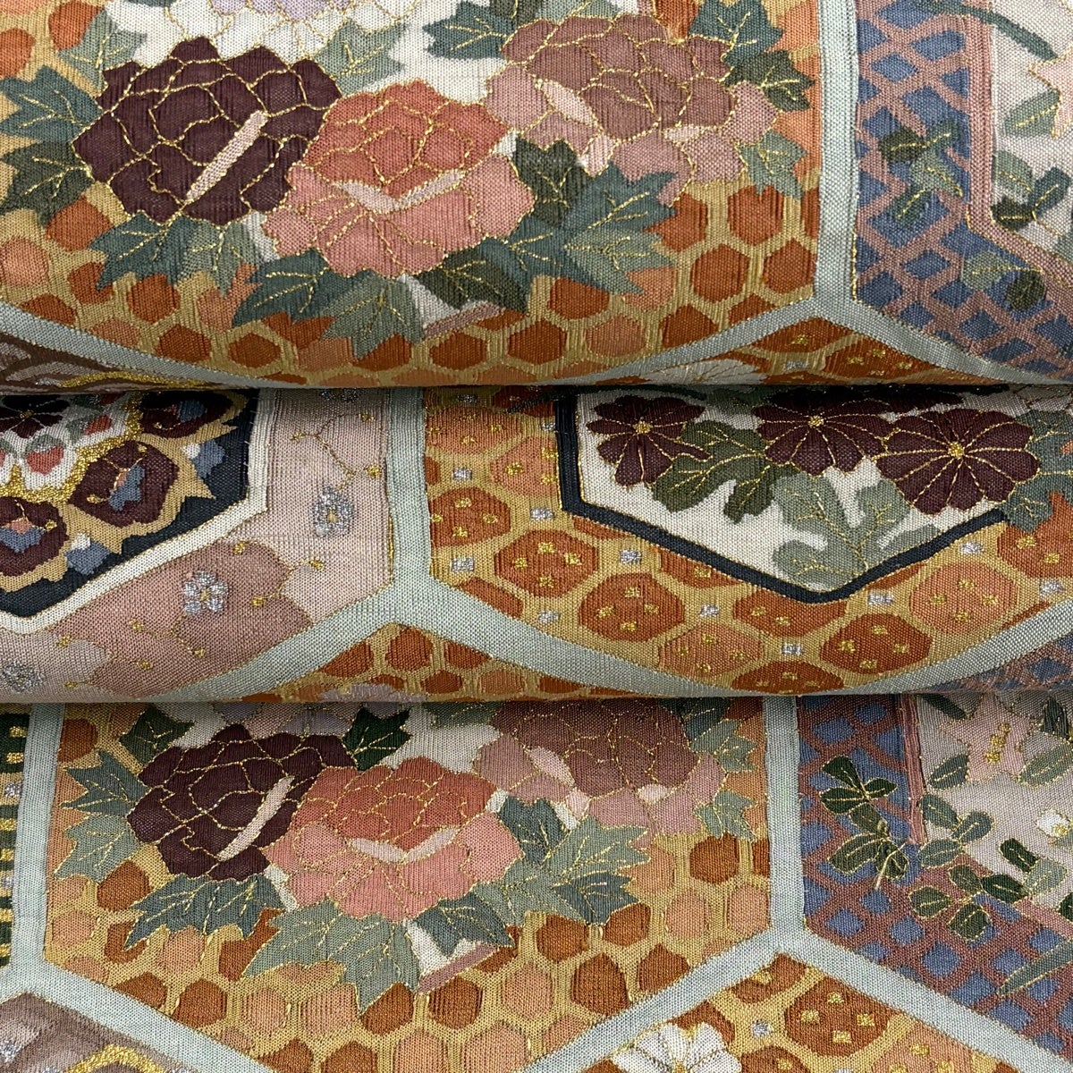 袋帯 逸品 明綴れ 華文 亀甲 金銀糸 茜色 お太鼓柄 正絹｜中古・古着