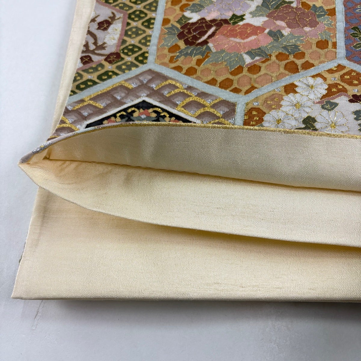 袋帯 逸品 明綴れ 華文 亀甲 金銀糸 茜色 お太鼓柄 正絹｜中古・古着