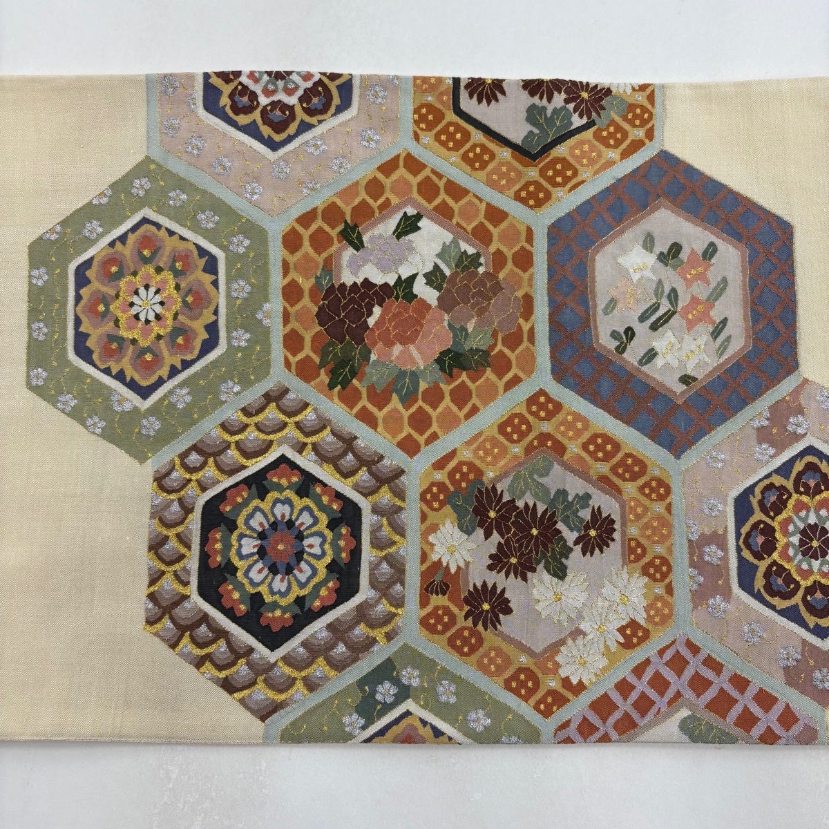 袋帯 逸品 明綴れ 華文 亀甲 金銀糸 茜色 お太鼓柄 正絹｜中古・古着