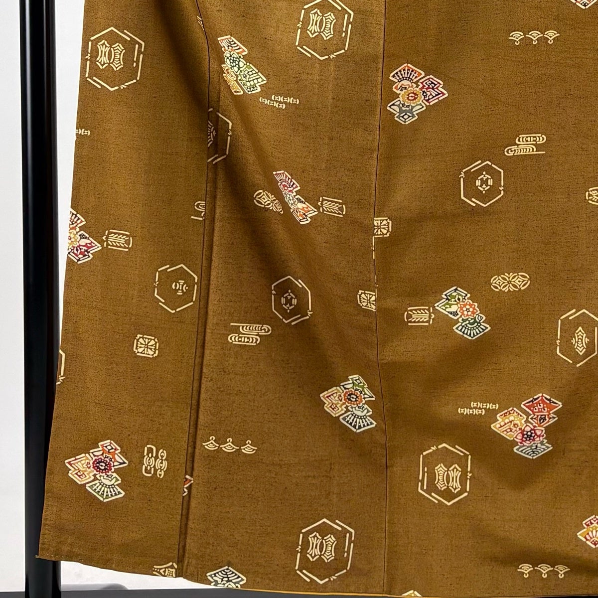 70%OFF 小紋 身丈157cm 裄丈62cm S 袷 草花 幾何学模様 黄土色 正絹 秀