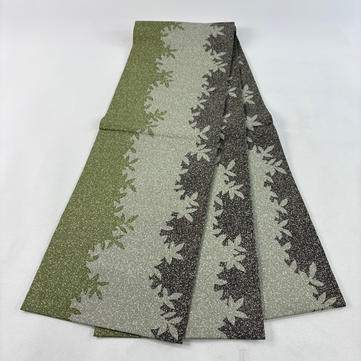 美品】 開き名古屋帯 秀品 落款あり 葉柄 シルエット 抹茶色 正絹