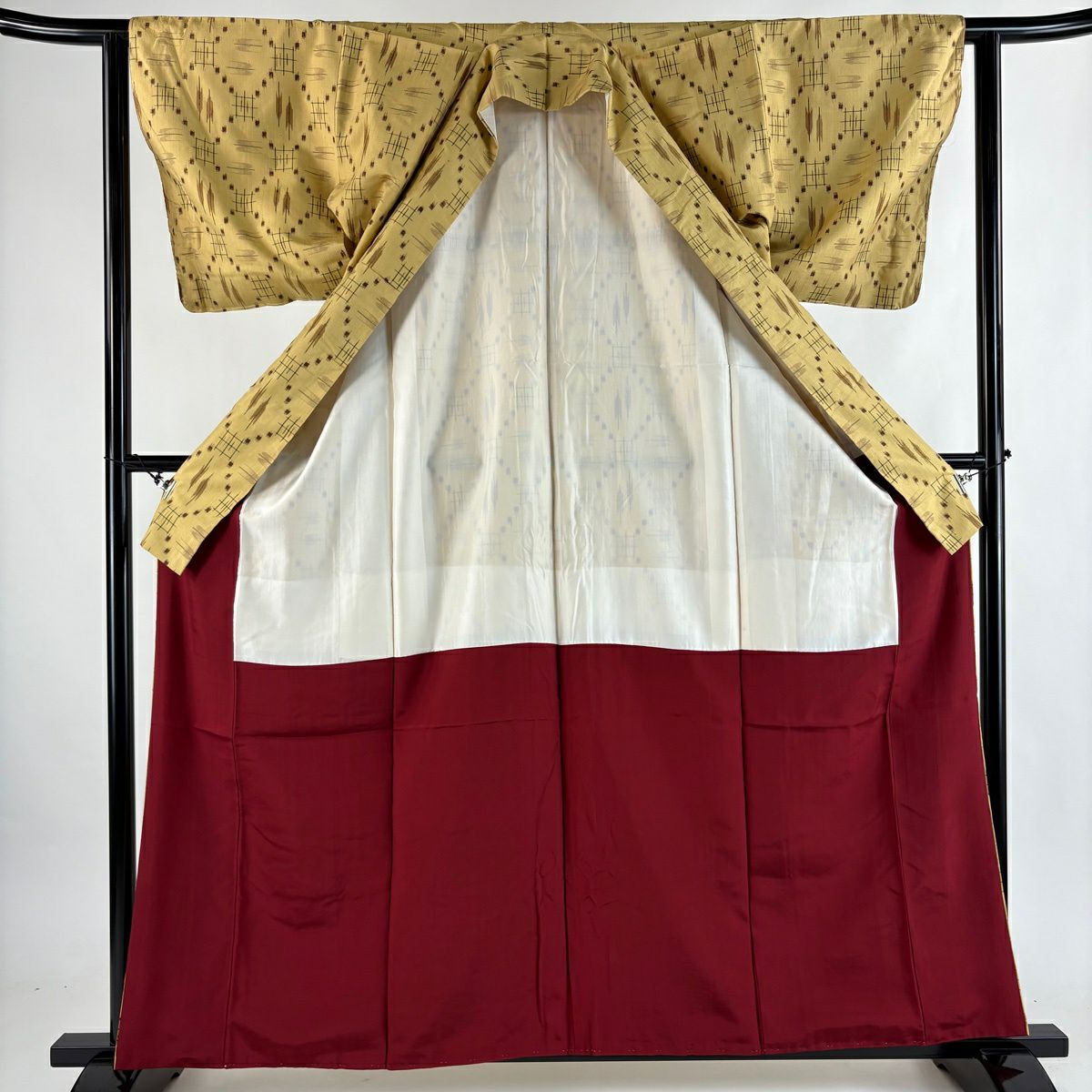 美品】 紬 身丈162cm 裄丈62cm S 袷 落款あり 十字絣 燕 薄黄 正絹 秀