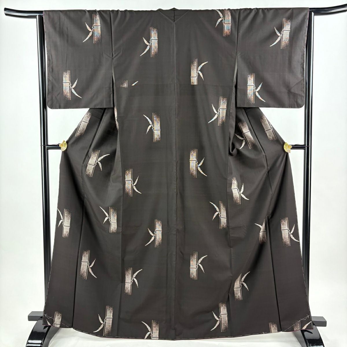 大島紬 美品 逸品 身丈169cm 裄丈68cm 正絹 【中古】 リサイクル着物】紬 正絹 Sランク 身丈169cm 裄丈66cm 白大島 恵大島紬