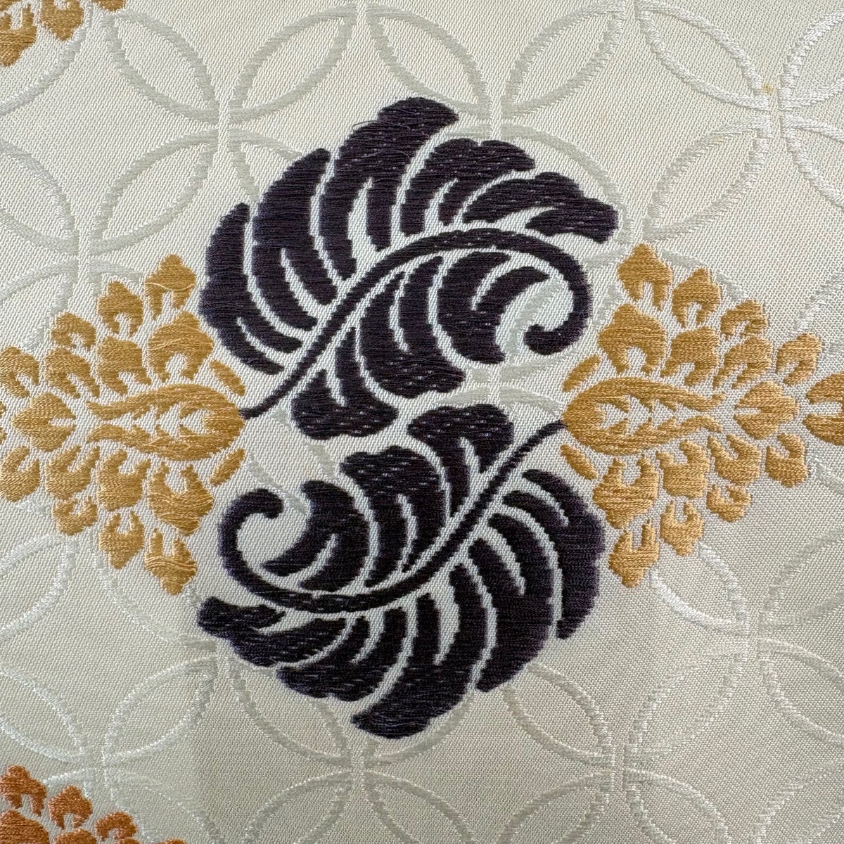 名古屋帯 逸品 関西仕立て 菱 草花 刺繍 ベージュ 正絹｜中古・古着