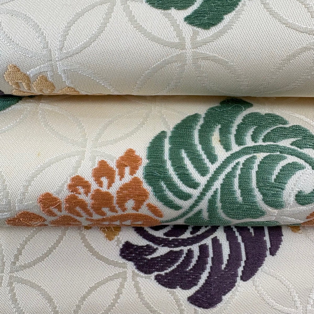 名古屋帯 逸品 関西仕立て 菱 草花 刺繍 ベージュ 正絹｜中古・古着